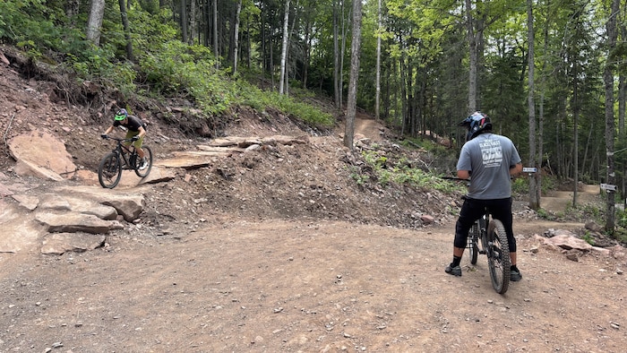 Deux cyclistes dévalent un sentier du parc du Mont-Saint-Mathieu.