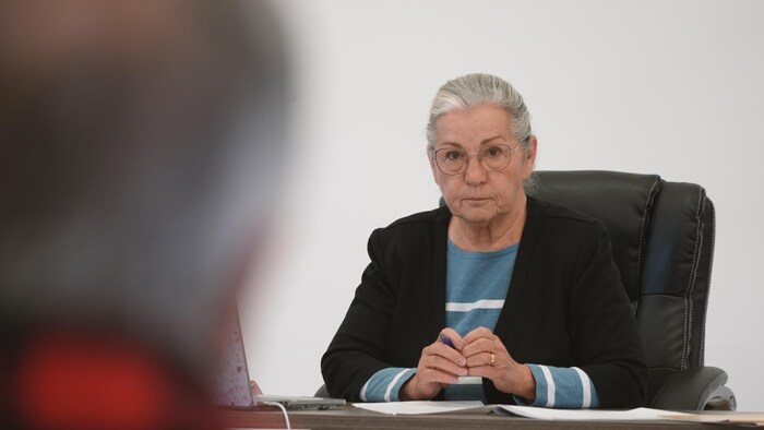 La mairesse Louise Newbury lors d'une séance du conseil de Notre-Dame-des-Sept-Douleurs