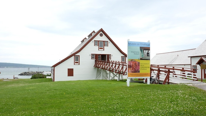 L'extérieur du Musée Le Chafaud en été à Percé.
