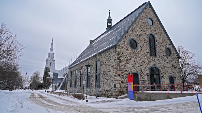 L'extérieur du Musée de Rimouski, sous la neige.