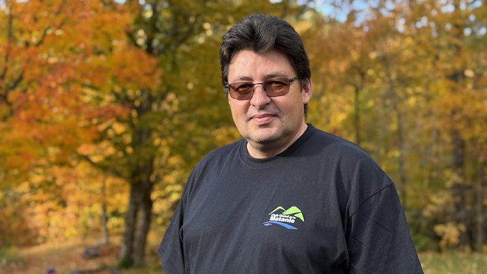 Portrait du vice-président en forêt.