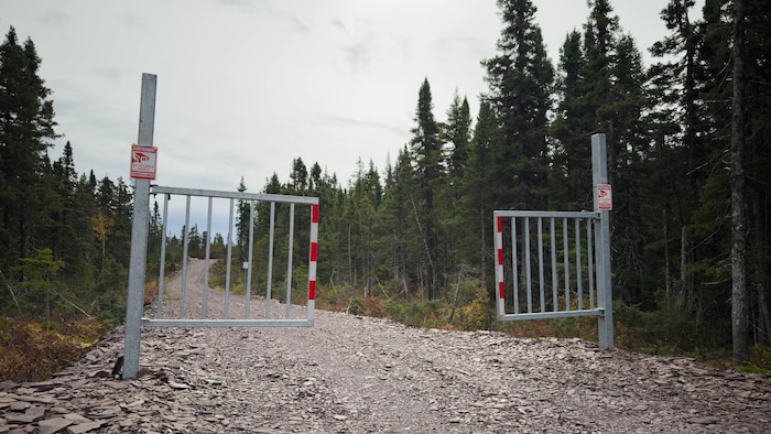 Barrière sur un chemin en gravier.