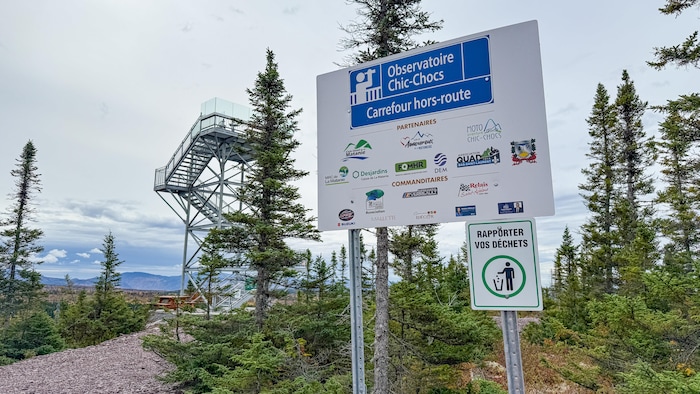 La tour d'observation au sommet d'une montagne.