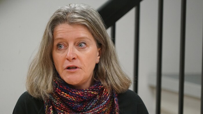 La coordonnatrice du Mouvement Action-Chômage Gaspésie-Îles-de-la-Madeleine, Nadia Mongeon, lors d'une conférence de presse.