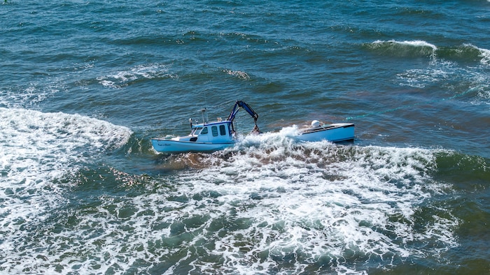 Bateau sur le côté. 