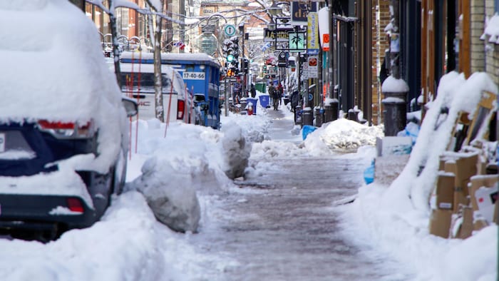Un trottoir récemment déneigé dans une rue du centre-ville de Québec, l'hiver.