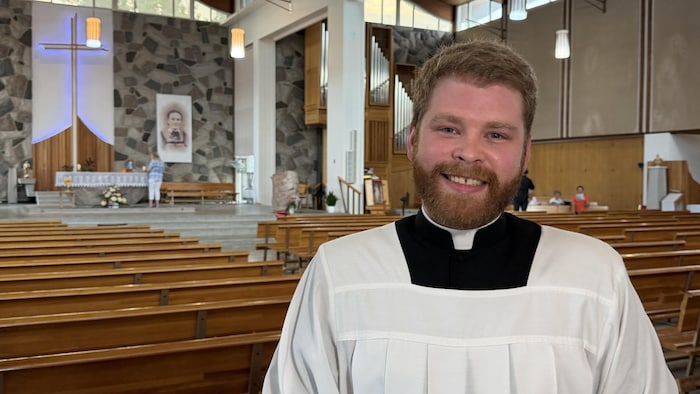 Guillaume Soucy Ross à l'intérieur de l'église de Saint-Pie-X.