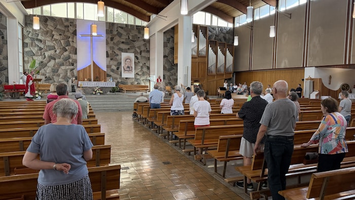 Des croyants dans une église lors de la messe.