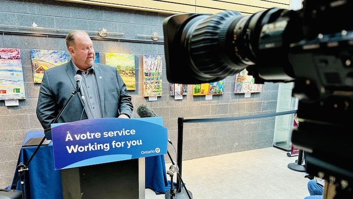 Stéphane Sarrazin en conférence de presse lors d'une conférence de presse.