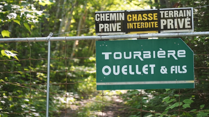 Une pancarte indiquant Tourbière Ouellet et fils.