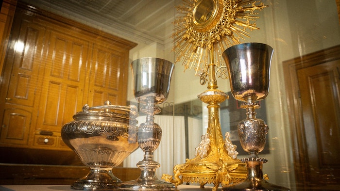 Des objets religieux dans une vitrine.
