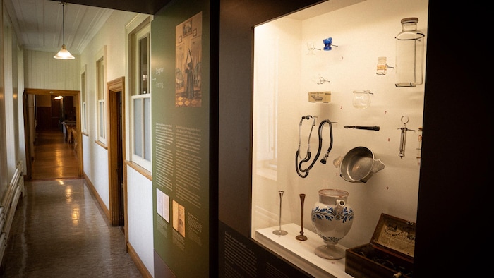 Le corridor d'une exposition.