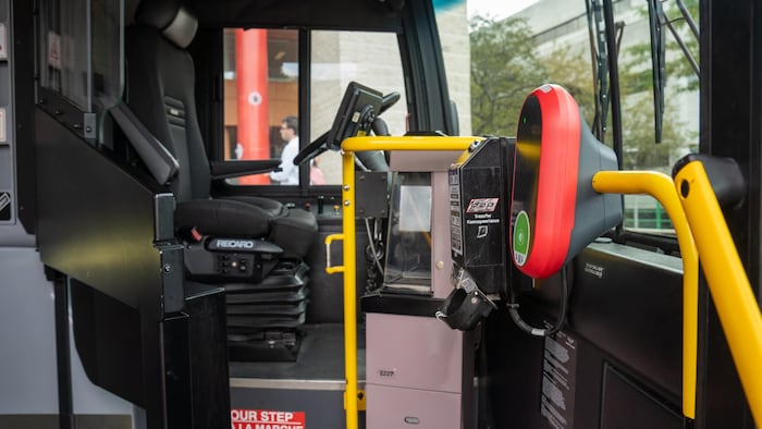 L'intérieur avant d'un autobus.