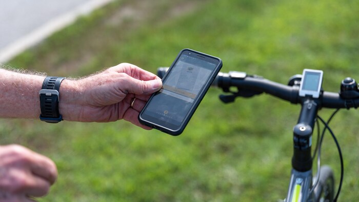 Un téléphone et un vélo.