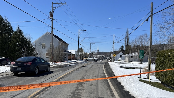 Un ruban orange de la Sûreté du Québec bloque l'accès à la rue Laurent-Thibeault à Sainte-Angèle-de-Mérici.