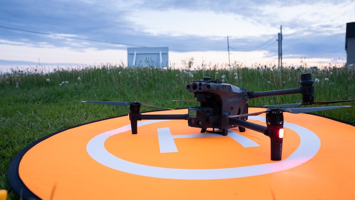 Le drone du SPVG sur une petite hélisurface orange.
