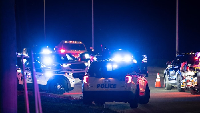 Des voitures du Service de police de la Ville de Gatineau bloquent le chemin pour mener leur opération policière.