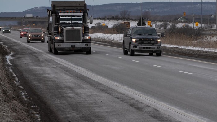 Des voitures sur l'autoroute 50 en Outaouais, en hiver.