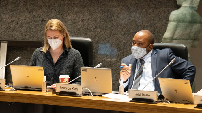 Stéphanie Plante and Rawlson King wear the mask at the municipal council.