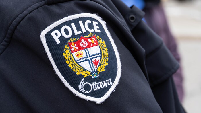 Le logo de la police d'Ottawa sur un écusson.