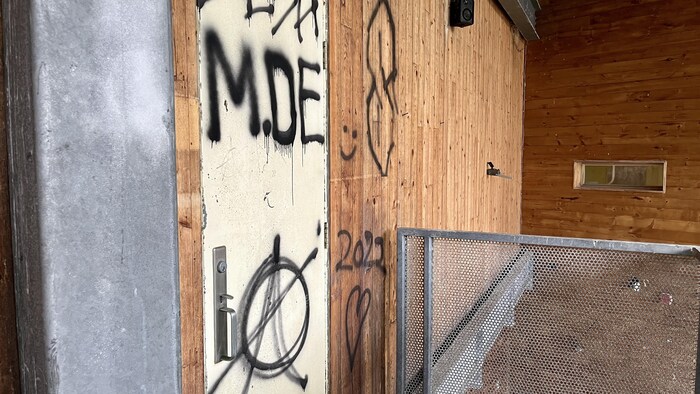 Des graffitis.
