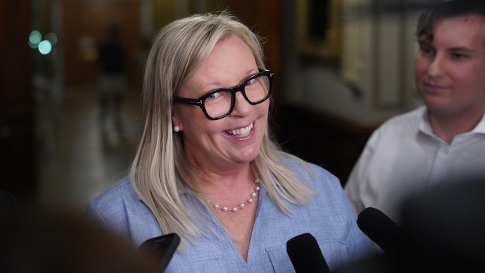 Marie-Claude Nichols en mêlée de presse.