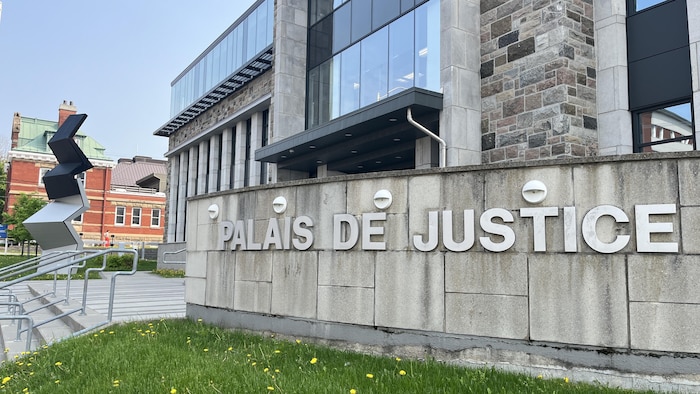 Le devant du palais de justice de Rimouski l'été.