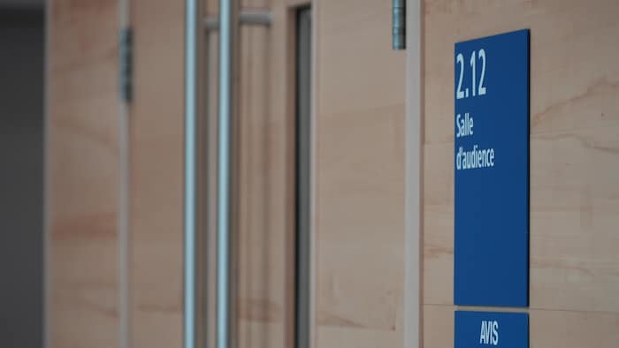 Pancarte d'une salle d'audience.