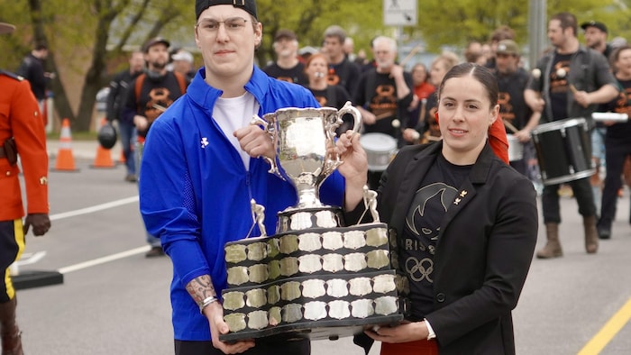 Maude Charron tient la coupe.