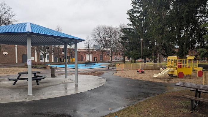 Les installations de la piscine et une structure de jeu pour enfants du parc McNabb, photographiées par un après-midi pluvieux de printemps. 