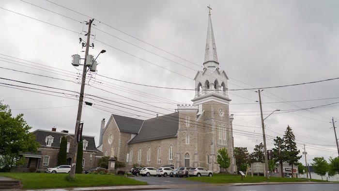 Une église et un presbytère en pierre.