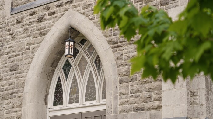 Des vitraux d'une église en pierre.