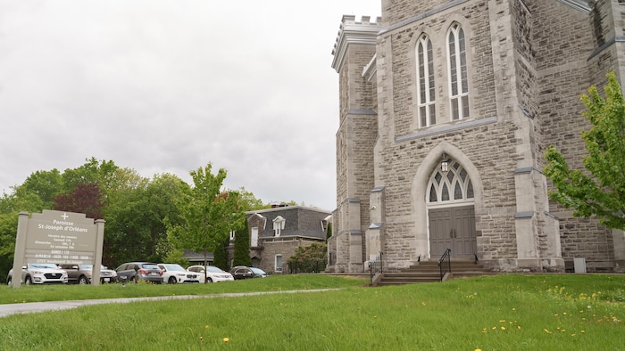 Le devant d'une église en pierre.
