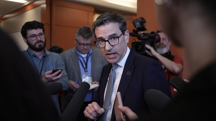 Pascal Paradis en mêlée de presse.