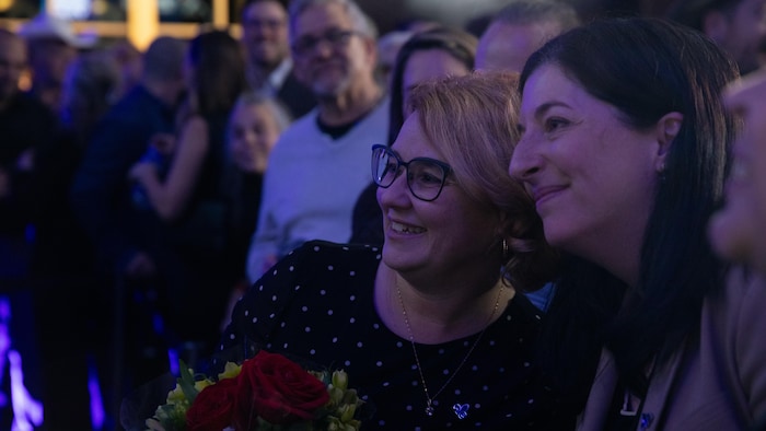 Karine Laflamme prend une photo avec une militante.