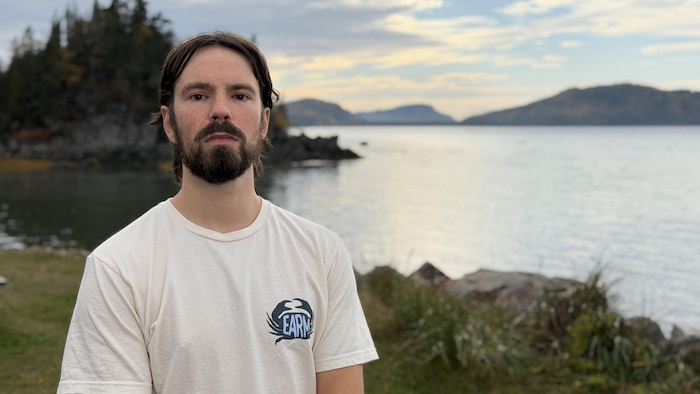 Un homme devant le fleuve.