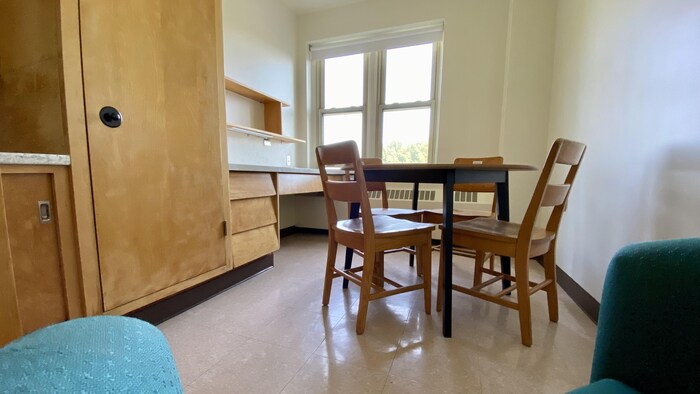 Une table et des chaises au milieu d'une pièce.
