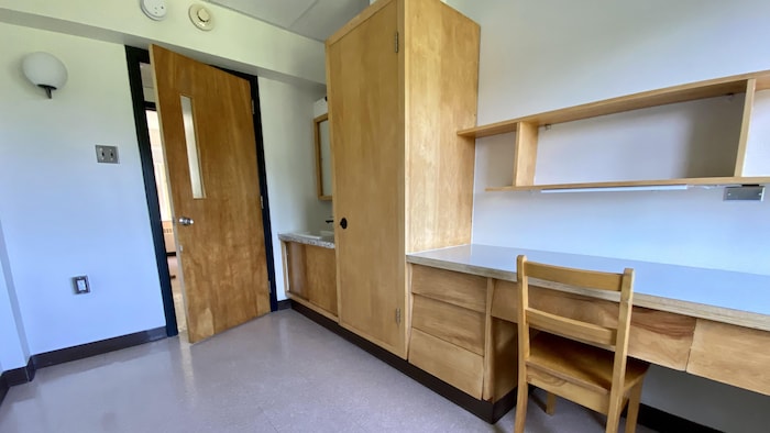 Une chambre de pensionnat.