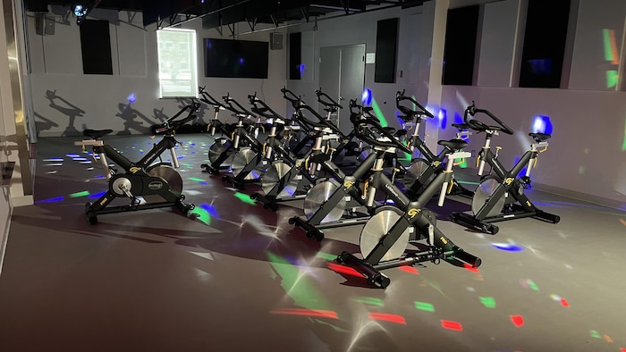 Une salle avec des vélos.