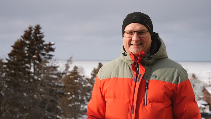 Peter Galbraith devant le fleuve Saint-Laurent à Rimouski.