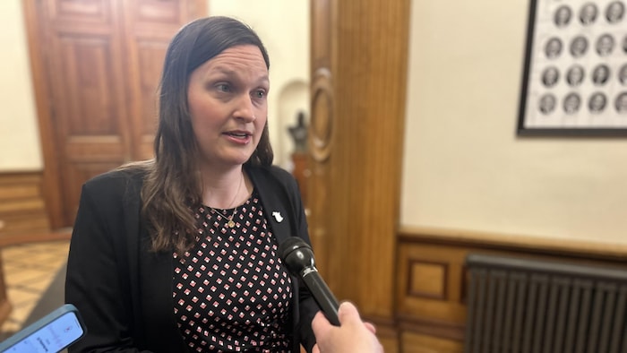 Megan Mitton en mêlée de presse. 