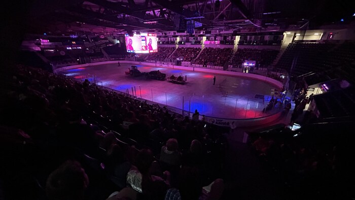 Une photo large du Colisée de Rimouski aux couleurs du bleu-blanc-rouge. 