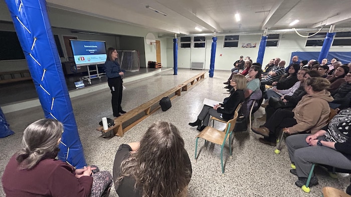Une photo d'une personne faisant la présentation aux citoyens. 