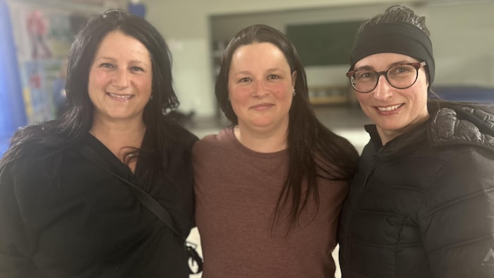Une photo des trois dames, dans le gymnase.