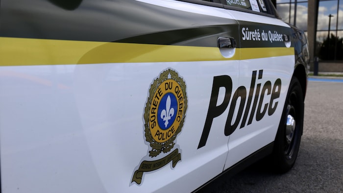 Une voiture de police.
