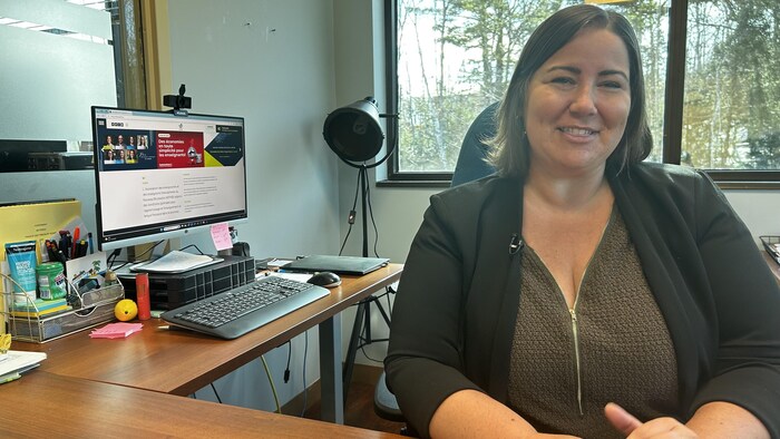 Stéphanie Babineau, souriante, dans son bureau. 