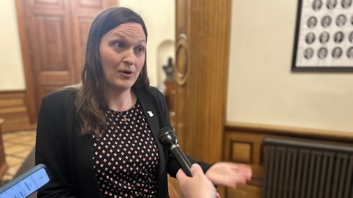 Une photograph  de Megan Mitton lors d'une mêlée de presse à l'Assemblée législative. 