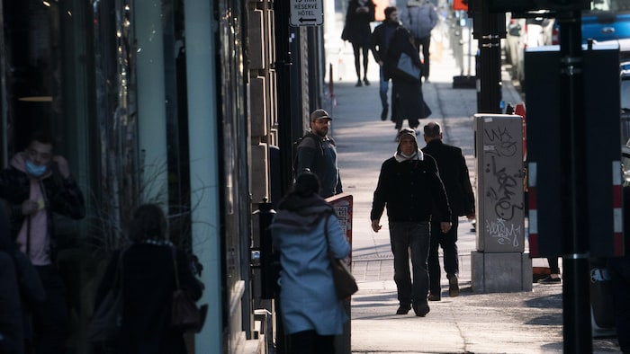 Des passants à Montréal.