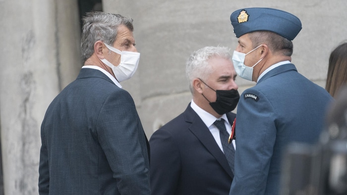Ils se tiennent debout sur le parvis de la cathédrale.
