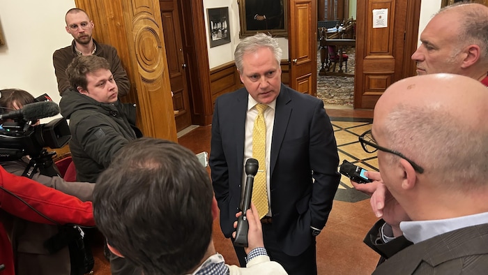 Glen Savoie répond aux questions des journalistes.